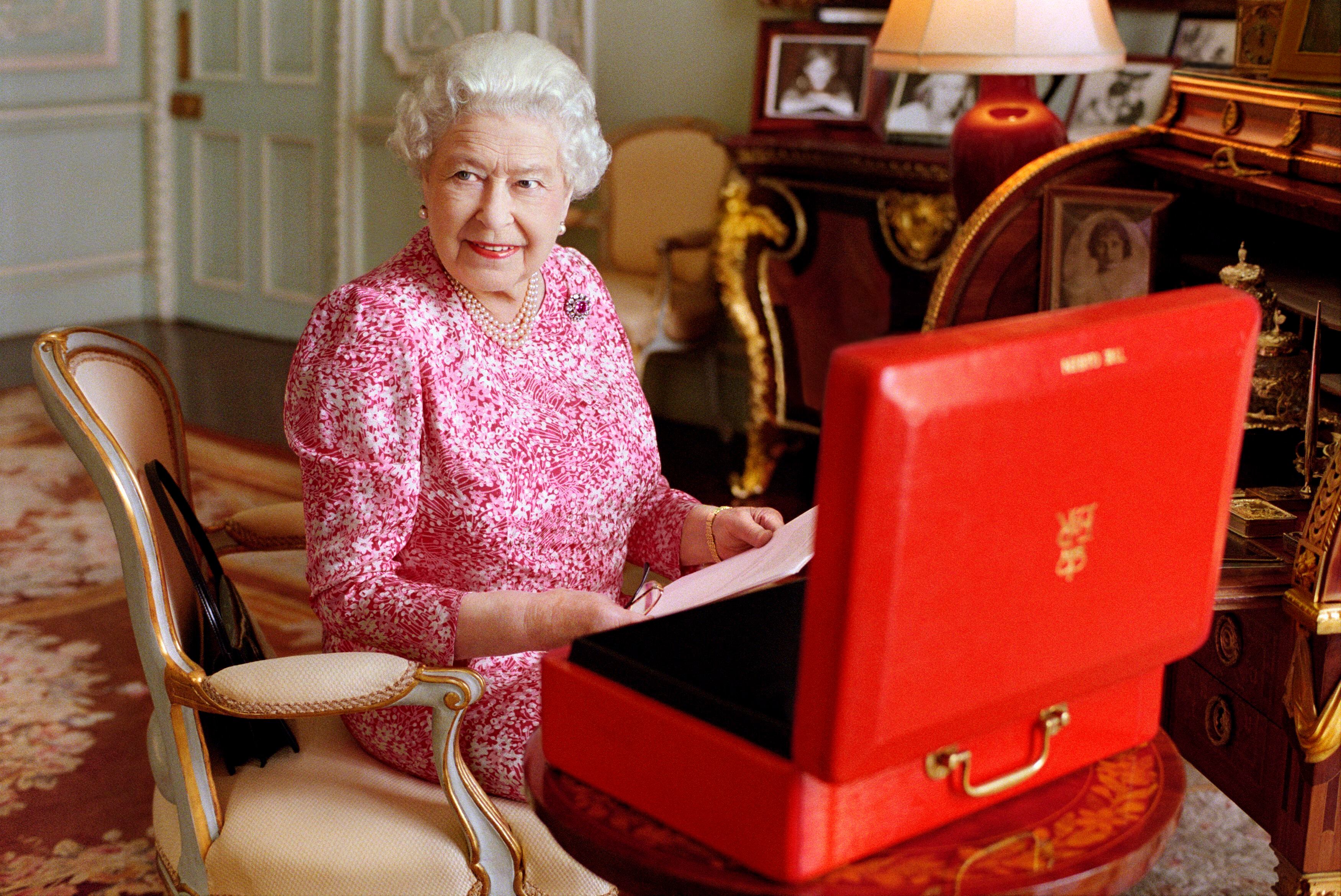 Isabel II, retratada por Mary McCartney en julio de 2015 en el palacio de Buckingham para conmemorar que la reina se convertía en la monarca más longeva del Reino Unido.