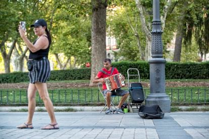 Un músico en la plaza de Oriente de Madrid, el jueves. 