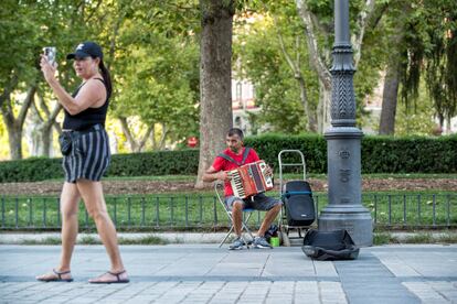 Un músico en la plaza de Oriente de Madrid, el jueves. 