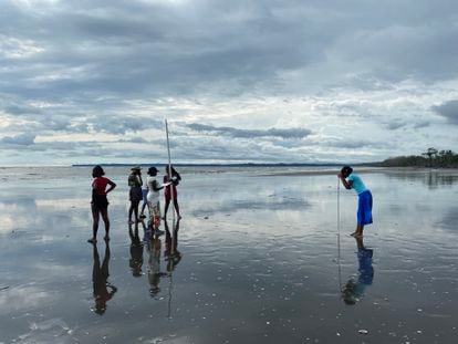 Investigadoras de la Universidad Nacional de Colombia analizan la erosión costera en Isla Punta Soldado (Colombia).