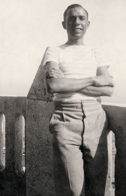 El poeta Miguel Hernández, en una fotografía tomada en Cartagena (Murcia) en el año 1933.