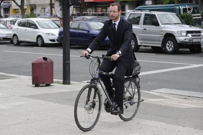 Javier Maroto, en bicicleta por las calles de Vitoria.