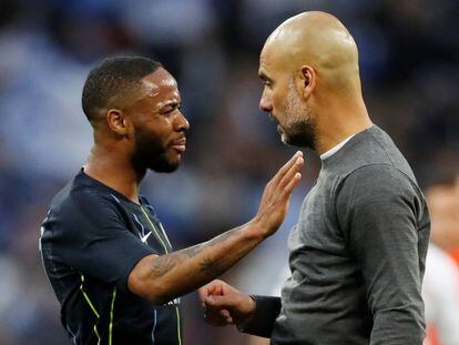 Sterling habla con Guardiola durante el City-Brighton de Copa.