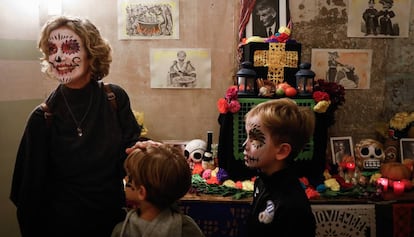 Un grupo de visitantes ante un altar de muertos en la Sala Beckett, en Barcelona.