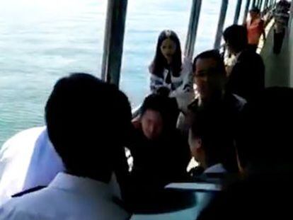 El resto de viajeros impidió a la mujer lanzarse al agua, en el lago Erhai, en el sudoeste de China