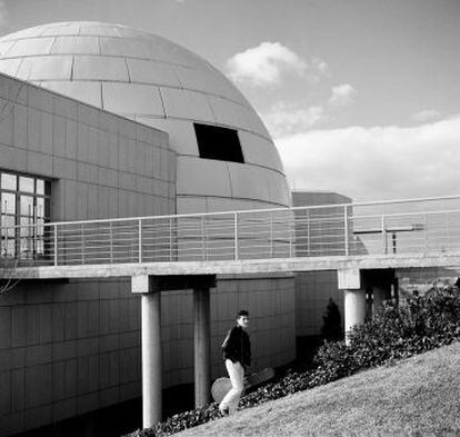 El músico Antonio Vega, delante del Planetario de Madrid, en una imagen inédita de 1991 que ilustra la edición del 25 aniversario del disco.