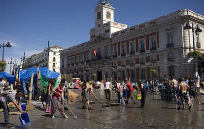 Hora de la limpieza, en la Puerta del Sol.