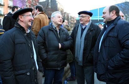 El dirigente de la izquierda abertzale Tasio Erkizia (i); el coordinador general de Aralar, Patxi Zabaleta (2i) y el presidente del PNV Andoni Ortuzar (d), conversan al inicio de la manifestaci&oacute;n. 