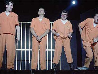 Una escena de <i>666,</i><b> del grupo de teatro Yllana, representada en la estación de metro de Avenida de la Ilustración.</b>