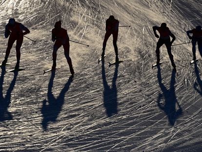 Varios participantes compiten en la prueba femenina de sprint por equipos de los Juegos Olímpicos de Invierno de Pekín 2022, en el centro nacional de esquí de fondo de Zhangjiakou (China).