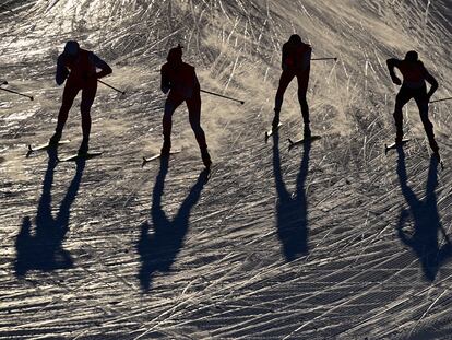 Varios participantes compiten en la prueba femenina de sprint por equipos de los Juegos Olímpicos de Invierno de Pekín 2022, en el centro nacional de esquí de fondo de Zhangjiakou (China).