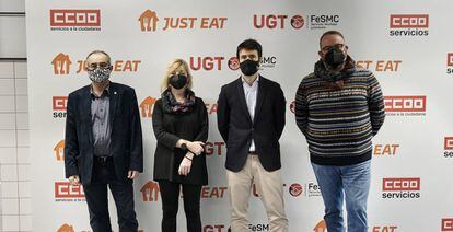 El director general de Just Eat España, Patrik Bergareche (segundo por la derecha), junto a miembros de CC OO y UGT.
