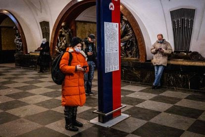 Viajeros con sus móviles en una estación de metro de Moscú, el jueves.