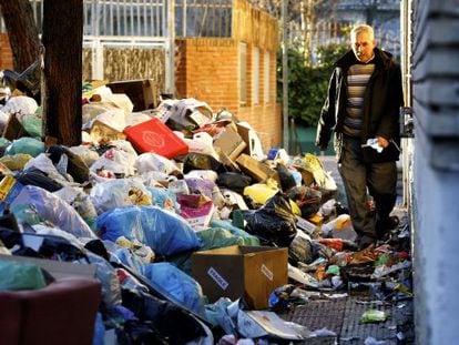 Basuras acumuladas ayer en una calle de Parla.