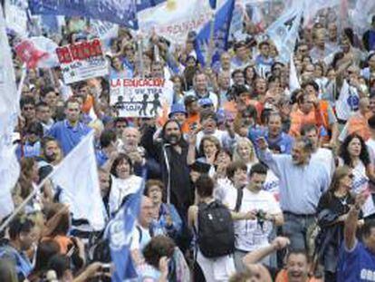 Miles de docentes de la provincia de Buenos Aires fueron registrados este miércoles al marchar hasta la residencia del Gobernador bonaerense, Daniel Scioli, para protestar contra la subida salarial del 30,9 % decretada por el Gobierno provincial, en el undécimo día de huelga educativa.