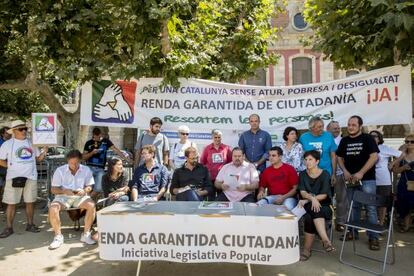 Diputats i impulsors de la ILP per la renda garantida avui al Parlament.