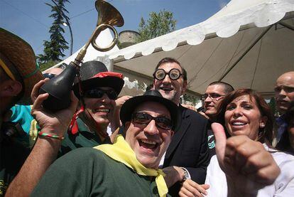 Rajoy, con gafas de broma, y Alicia Sánchez-Camacho, ayer en Lleida con los miembros de una charanga.