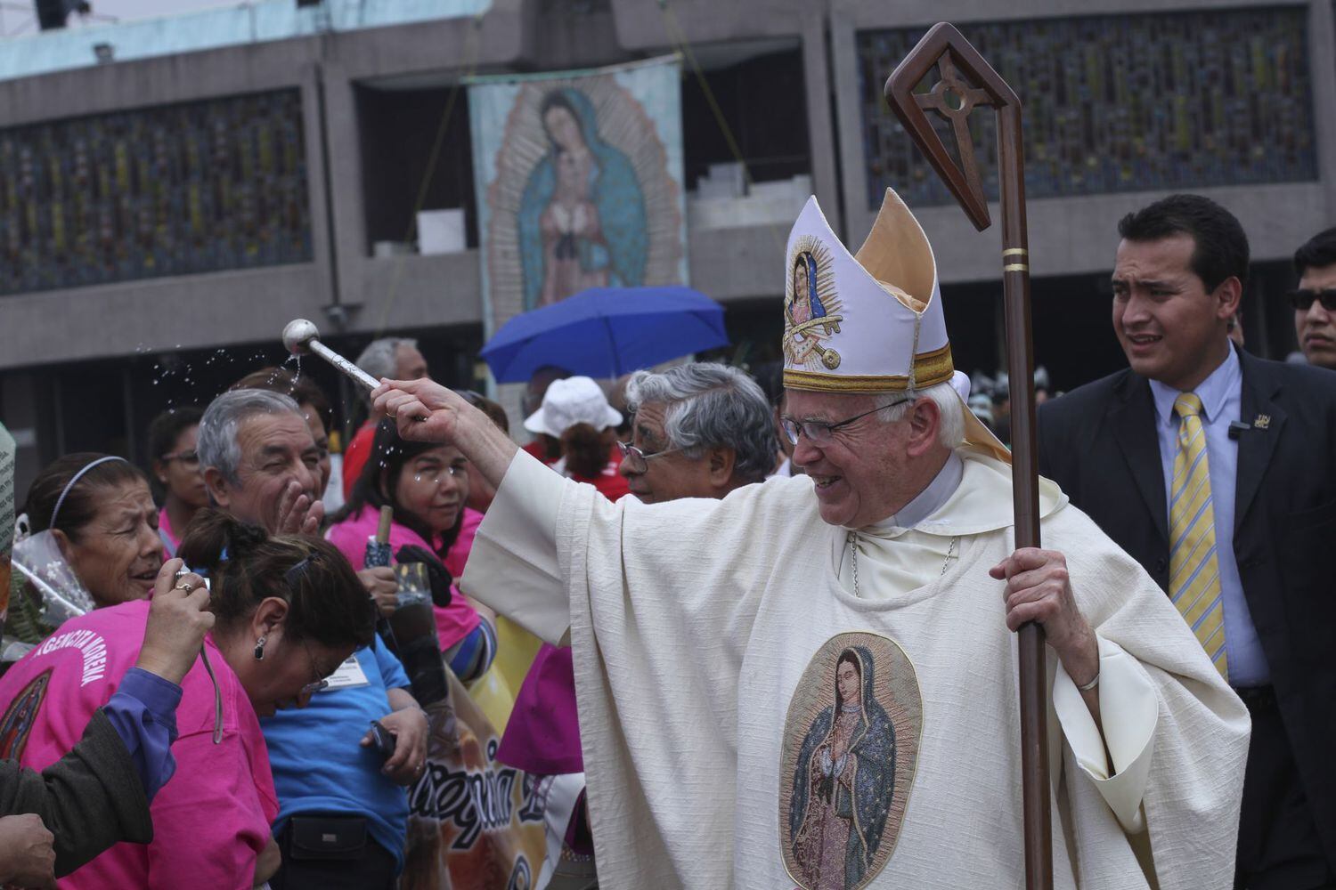 El obispo Raúl Vera López celebra una misa en la Basílica de Guadalupe en julio de 2014.
