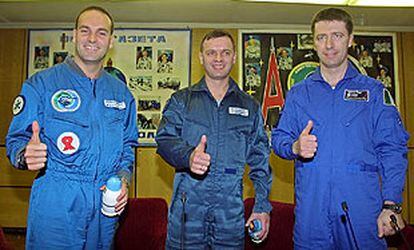 Shuttleworth, (izquierda), junto al comandante Gidzenko y al astronauta Vittori, en vísperas del viaje.