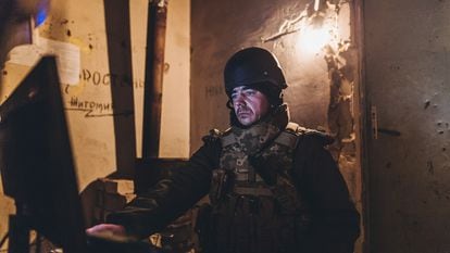 Un soldado ucranio consulta un ordenador a las afueras de Donetsk, el pasado 10 de febrero.