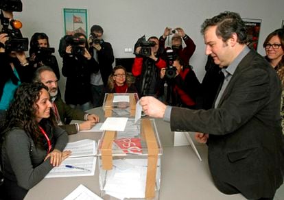 El alcalde de Barcelona, Jordi Hereu, vota en el barrio de Les Corts.