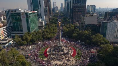 Vista aérea de los contingentes que han marchado a favor de López Obrador del Ángel de la Independencia al Zócalo de Ciudad de México.