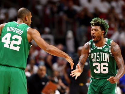 Marcus Smart, derecha, celebra una canasta esta madrugada con su compañero Al Horford, izquierda, durante el segundo partido de las finales de la Conferencia Este.