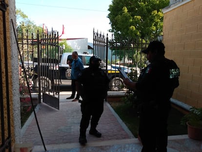 Policía estatal de Quintana Roo llega al domicilio de Francisco Canul, periodista que difundió el video del a muerte de Victoria Salazar.