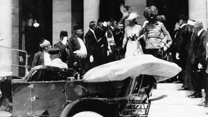 El archiduque Francisco Fernando y su esposa, Sofía, minutos antes del magnicidio en Sarajevo, el 28 de junio de 1914, que desató la Primera Guerra Mundial.