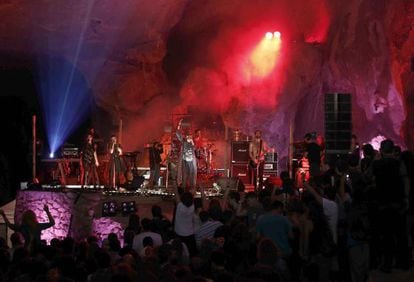 La banda británica Crystal Figthers, durante su actuación en las cuevas de Zugarramurdi.