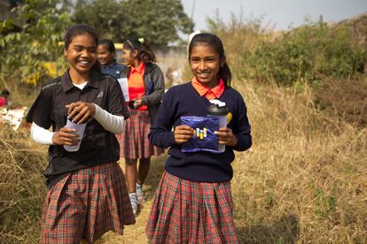 Niñas del equipo femenino de fútbol de Yuwa, en India, a las que Blendbub proporciona nutrición básica.