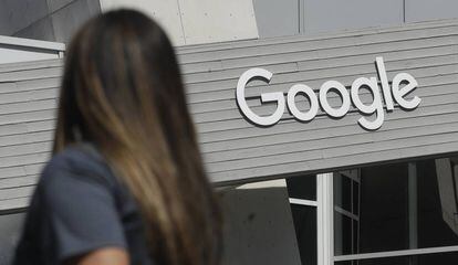 Una mujer pasa frente a la sede de Google en California.