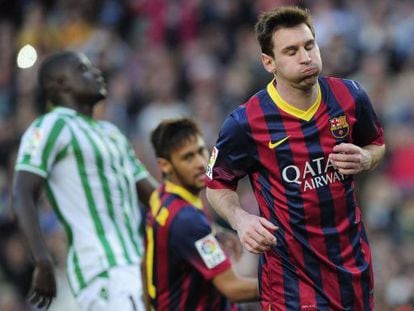 Messi, con Neymar y N’Diaye a su espalda, resopla tras una jugada en el Barça-Betis del pasado sábado