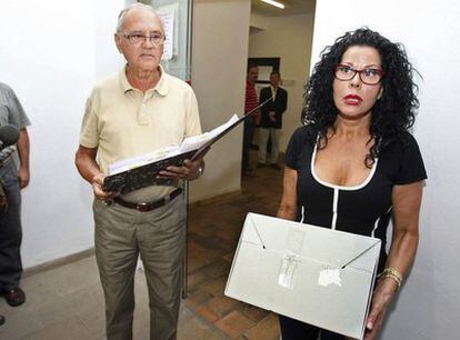 Lucia Izquierdo, nuera del poeta Miguel Hernández, junto a su abogado, Carlos Candela, con una de las cajas que contienen el legado del escritor y se han trasladado a un banco.