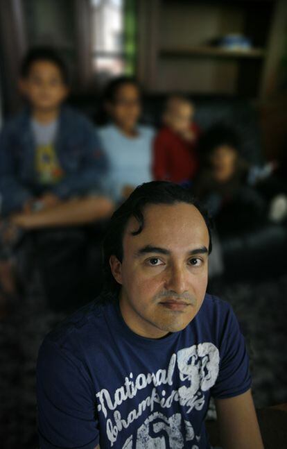 Gustavo Maldonado, con cuatro hijos, se ha quedado sin empleo. Su mujer se ha marchado a Londres para trabajar y tratar de sacarlos adelante.