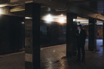 Un hombre observa el móvil en un paso subterráneo, a 25 de febrero de 2022, en Kiev (Ucrania).