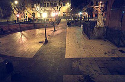 Inusual aspecto que ofrecía ayer la plaza del Dos de Mayo poco después de las doce de la noche.