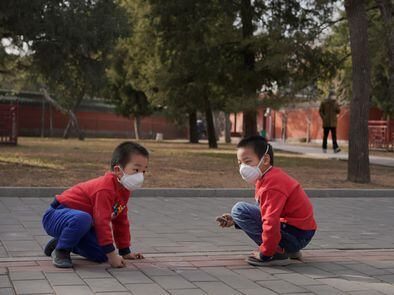 Unos niños juegan en un parque de Pekín. REUTERS/Stringer