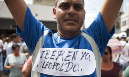 Un hombre participa en una manifestaci&oacute;n en apoyo al l&iacute;der opositor Leopoldo L&oacute;pez el 19 de febrero del 2014.
