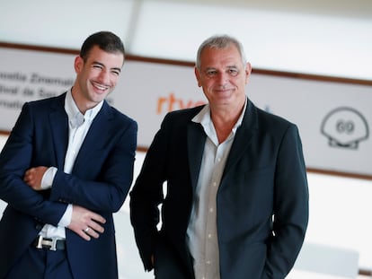 El director francés Laurent Cantet, a la derecha, junto al actor Rabah Nait Oufella, protagonista de 'Arthur Rambo', posa ante los fotógrafos en San Sebastián.