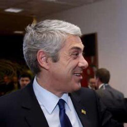 Rodríguez Zapatero saluda a su homólogo portugués, José Sócrates, durante el Consejo Europeo