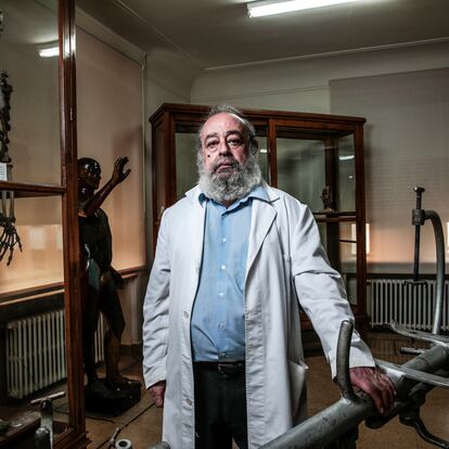 Fermín Viejo Tirado, director del Museo de Anatomía Javier Puerta, en Madrid, junto a un esqueleto atribuido a un soldado napoleónico.