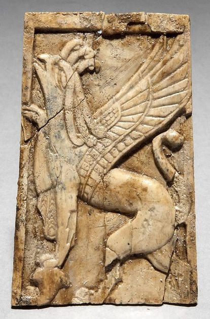 Foto facilitada por el Museo Británico de un marfil de Nimrud que representa a un grifo alado