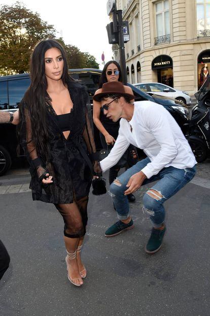 Vitalii Sediuk tratando de besar en un glúteo a Kim Kardashian.