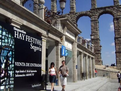 Un cartel de una edici&oacute;n anterior del festival, con el acueducto de fondo.