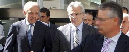 El juez Garzón, en el centro, sale del Tribunal Supremo con su abogado, Gonzalo Martínez Fresneda, a la izquierda.