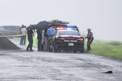 Agentes de policía, este sábado, cerca del lugar donde se encontró el cuerpo de una de las mujeres