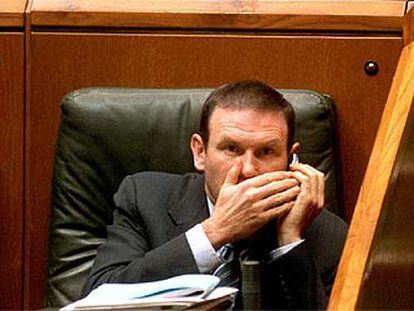 El <i>lehendakari,</i> Juan José Ibarretxe, durante el pleno celebrado ayer en el Parlamento vasco.