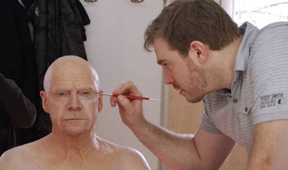 El maquillador Krystian Mallett durante uno de sus trabajos.