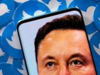 Imagen de Elon Musk en un smartphone, sobre un fondo de logos de Twitter.